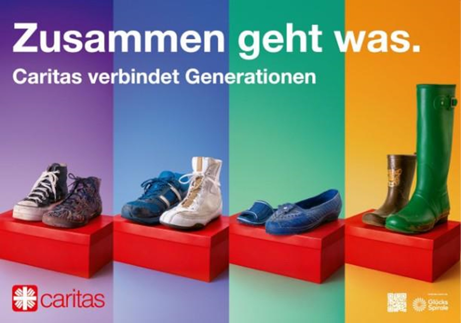 verschiedene große und kleine Schuhe jeweils auf einem roten Sockel, Caritas Logo und Logo Glücksspirale